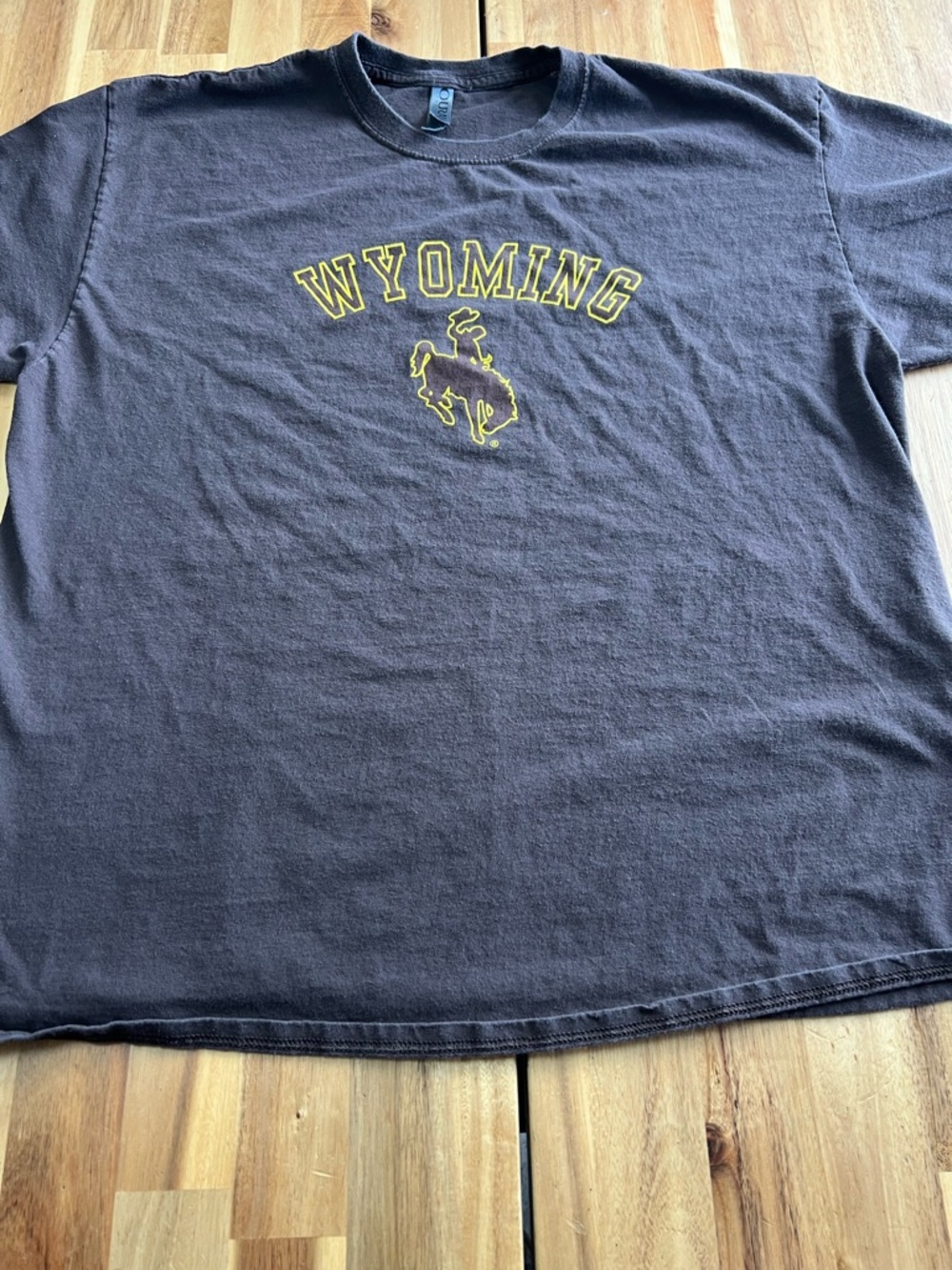Wyoming Cowboys T Shirt XL Brown Graphic Tee Ouray Sportswear College NCAA